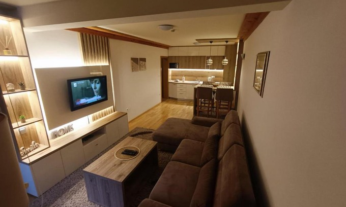 Jahorina Apartment | Cozy Vučko Apartment 310: Pet-Friendly Retreat with Hot Tub