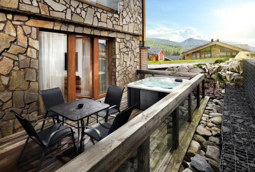 Jasna Apartment | Discover Chalet Demänovka: Family-Friendly with Hot Tub