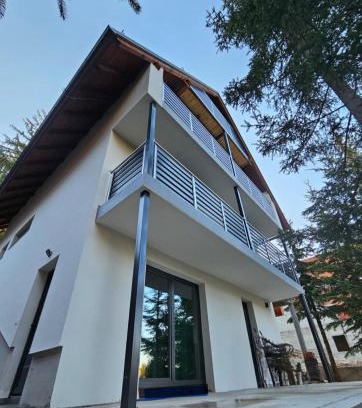 Babanovac Apartment | Discover VilaFlorA: Family-Friendly with a Hot Tub Oasis