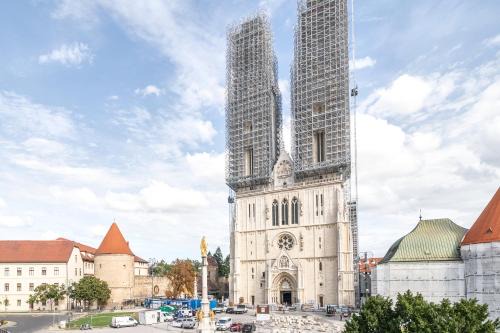 Donji Grad Apartment | Eco-Friendly Apartman Kaptol with Hot Tub & Family Perks