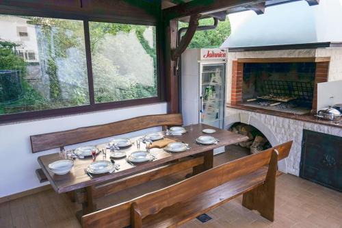 Sarsoni Apartment | Top-Rated Oceanfront Escape at Apartman Kristijan