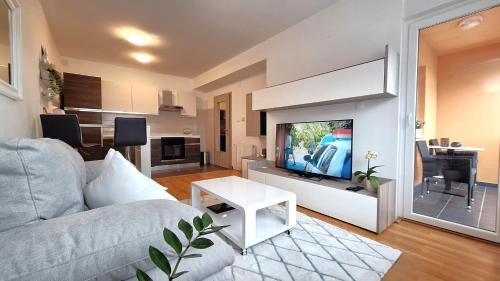 Osijek Apartment | Cozy Family Retreat at Apartman Lucille - Guest Rated 9.9