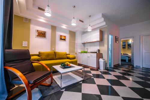 Canton 10 Apartment | Kid-Friendly Apartman Luka: 4-Star Stay with Top Reviews