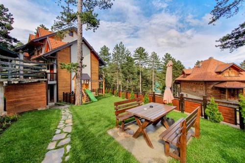 Kremna Apartment | Guest Rated 10/10: Family-Friendly Apartman Marjanović Tara