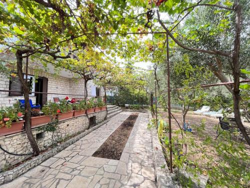 Okrug Donji Apartment | Pet-Friendly Apartman Mišo with Ocean View & Private Beach