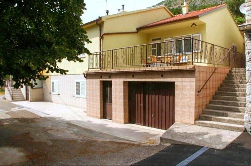 Veljun Primorski Apartment | Family-Friendly Retreat at Apartman Milka - Rated 9/10