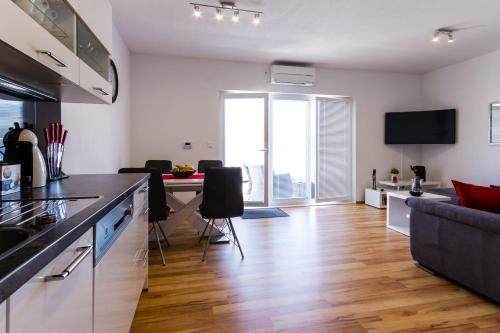 Cove Tri Zala (Zrnovo) Apartment | Oceanfront Bliss at Apartman Orlando: Rated 9.9/10