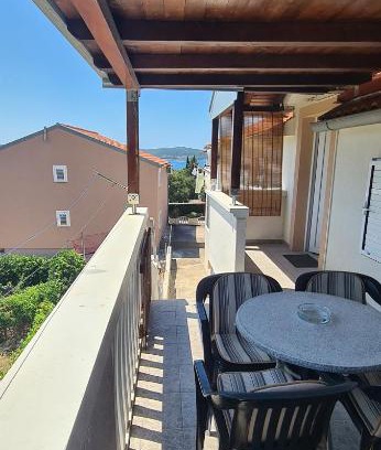 Sveti Filip i Jakov Apartment | Top-Rated Apartman Tina: Family-Friendly with Kitchen Access