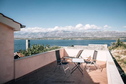 Novigrad Apartment | Oceanfront Comfort at Apartman Tonko - Guest Rated 9.6/10