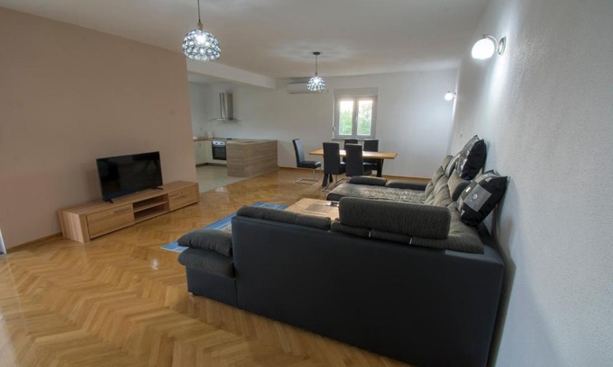 Trn Apartment | Oceanfront Family Retreat at Apartman Vitina - 4 Star Stay