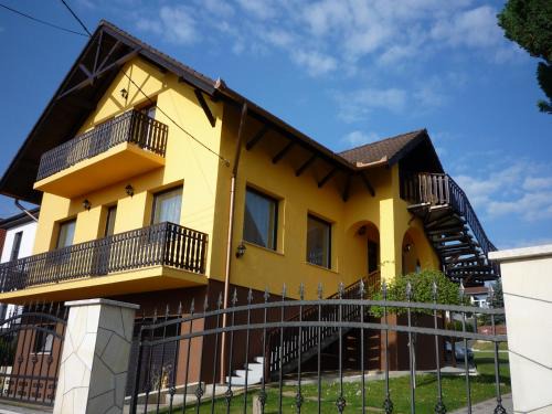 Heviz Apartment | Top-Rated Apartmanház King with Breakfast & Hot Tub
