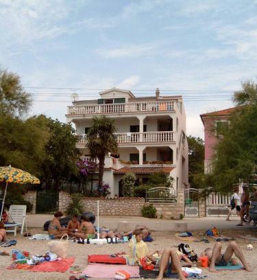 Pirovac Apartment | Discover Apartmani Božena Jelušić - Family-Friendly Retreat