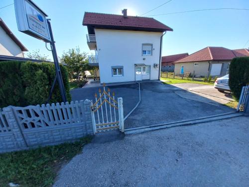 Zivinice House | Top-Rated Apartmani Denis with Kitchen & Child-Friendly Amenities
