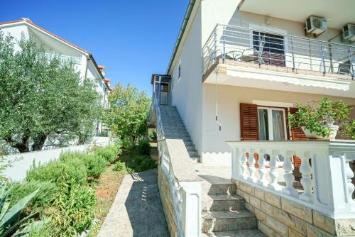 Srima Apartment | Top-Rated Apartmani Grubelic with Oceanfront Views