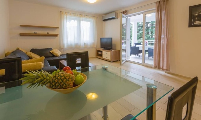 Selce Apartment | Oceanfront Comfort at Apartmani Heta - 4-Star Retreat