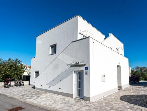 Susica Apartment | Oceanfront Apartmani Hiza i Vila with Spa & Hot Tub Amenities