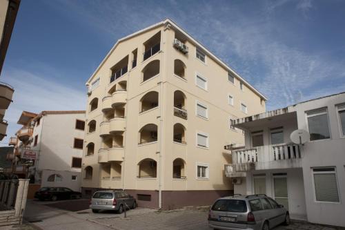 Maini Apartment | Discover Apartmani Jovan: Family-Friendly 4-Star Retreat