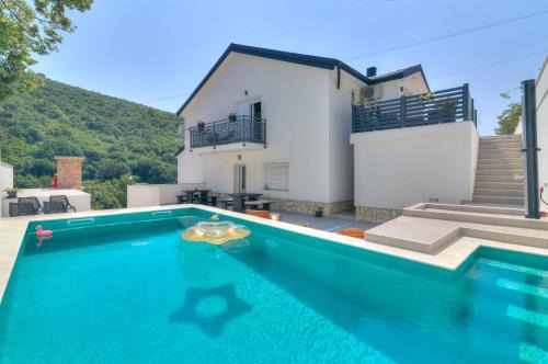 Veljun Primorski Apartment | Beautiful Apartmani Maka with Oceanfront Pool Access
