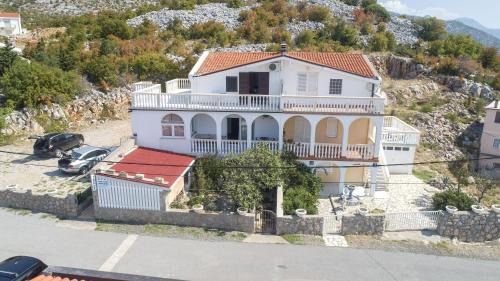 Cesarica Apartment | Oceanfront Apartmani Marijana with Hot Tub & Scenic Views