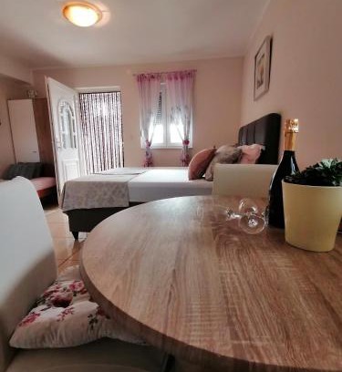 Lozovac House | Cozy Apartmani Marijana: Pet Friendly with Hot Tub Retreat