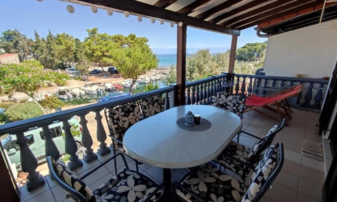 Batalaza Apartment | Discover Apartmani Matjačić - Oceanfront Bliss in Ugljan