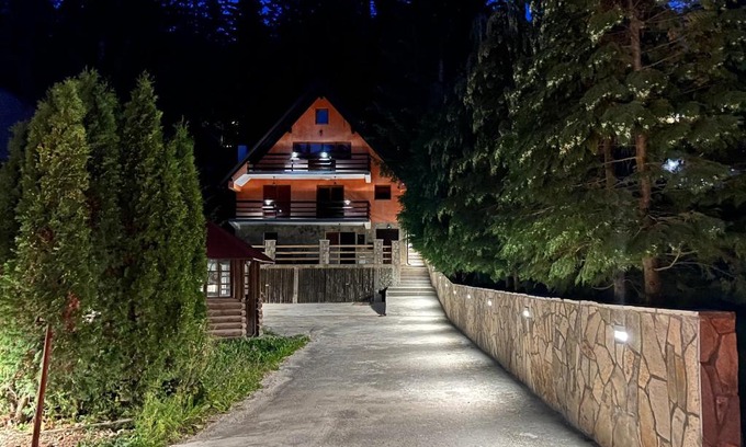 Babanovac Apartment | Top-Rated Apartmani Megara Vlasic with Hot Tub & Kitchen