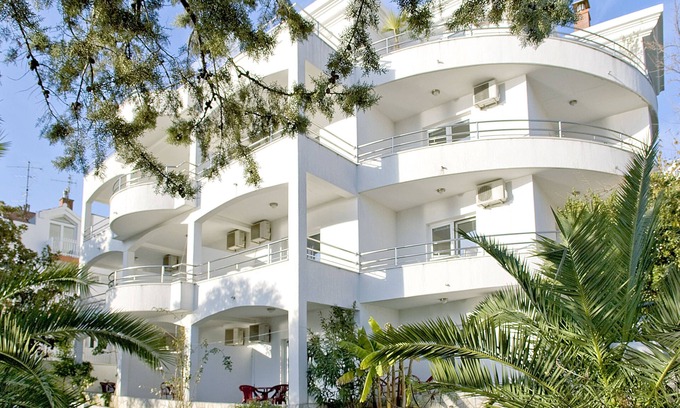 Topla Condo | Relaxing Oceanfront Stay at Apartmani Vila Kukoljac