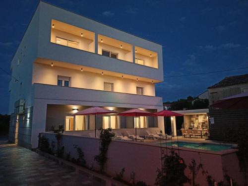 Pomer House | Elegant Villa Rosa Medulin: Oceanfront Rooms & Amenities