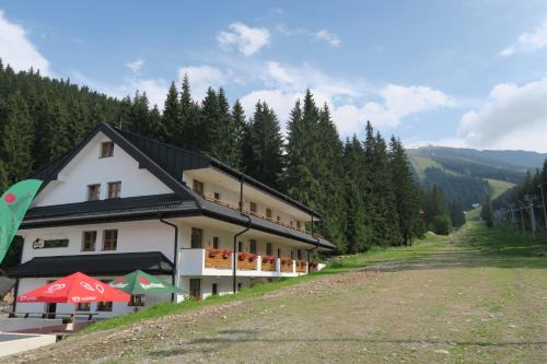 Jasna Apartment | Veverica Retreat: Guest Rated 10/10 with Hot Tub & Dining