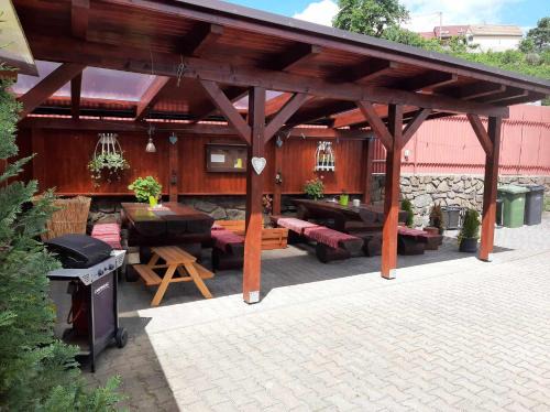 Ostrov u Macochy Apartment | Pet-Friendly Apartmany Kras: Family Comfort Awaits