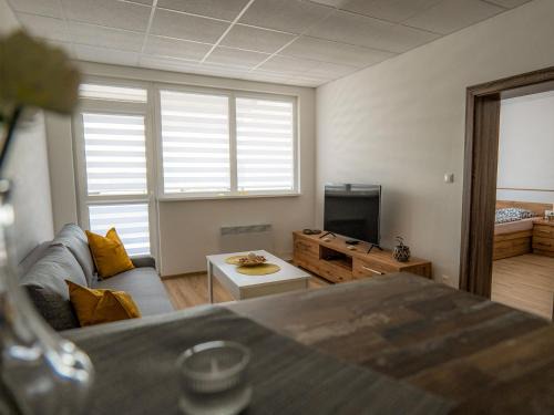 Kaluza Apartment | Eco-Friendly Apartmany Motocentrum with Hot Tub & Breakfast