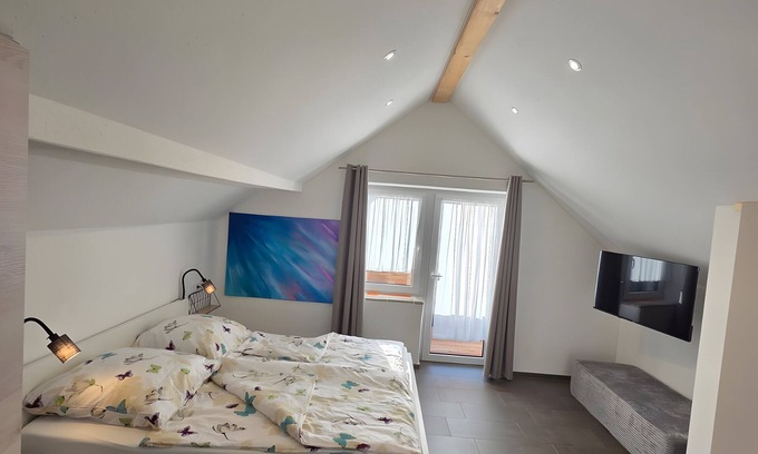 Bad Griesbach im Rottal Apartment | Apartment 'Fernsicht' with Shared Garden, Balcony and Wi-Fi