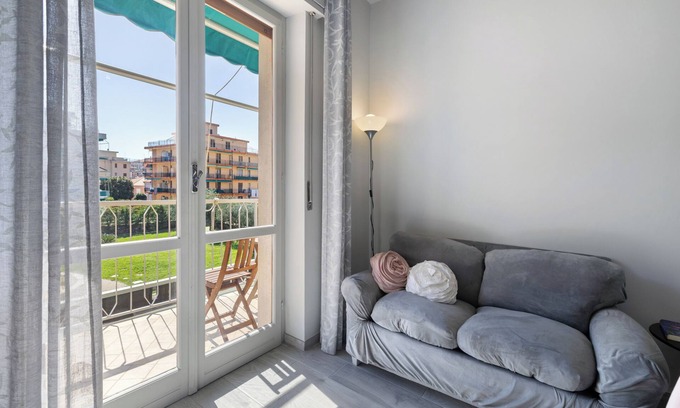 Borghetto Santo Spirito Apartment | Top-Rated Apartment 'Giaely' with Ocean View and Balcony