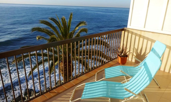Sant Andreu de Llavaneres Apartment | Relax at Apartment La Rosa with Oceanfront Pool Access