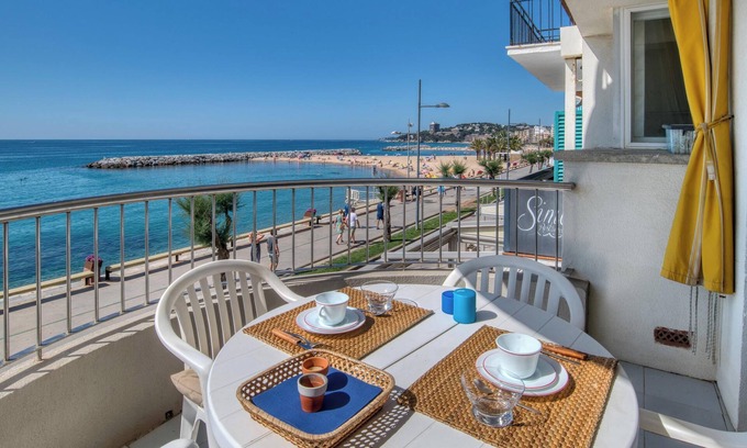 Sant Antoni de Calonge Apartment | Oceanfront Apartment with Sea View & Terrace Escape