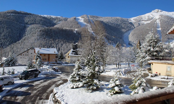 Saint-Etienne-de-Tinee Apartment | Ideal Apartment in Auron Resort with Pool & Breakfast