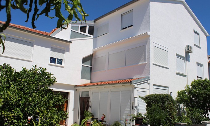 Petrcane Apartment | Pet-Friendly Apartment Schwarz for Up to 14 in Zadar