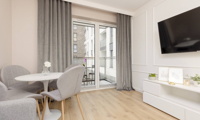 Srodmiescie Apartment | Top-Rated Apartment Łódź Fabryczna with Kitchen & Breakfast