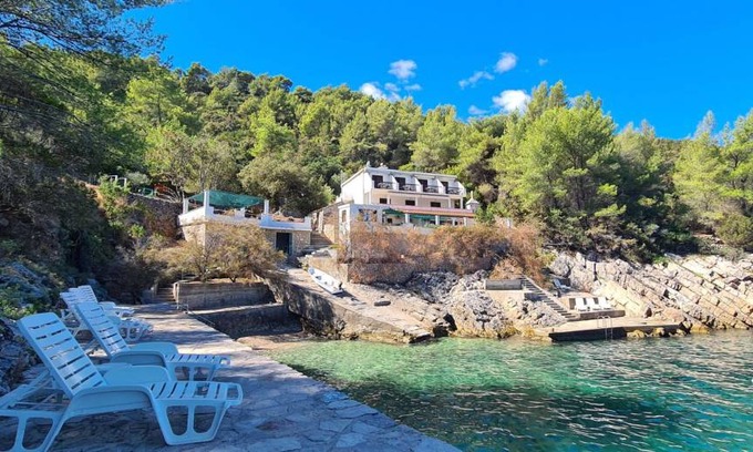 Bogomolje Apartment | Cozy Oceanfront Apartment for 4 with Spectacular Views
