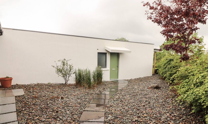 Killarney Apartment | APARTMENT 1, pet friendly, with a garden in Beaufort, County Kerry
