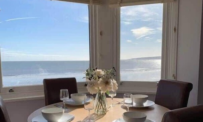Muston House | Beachfront Apartment 14 with Panoramic Ocean Views