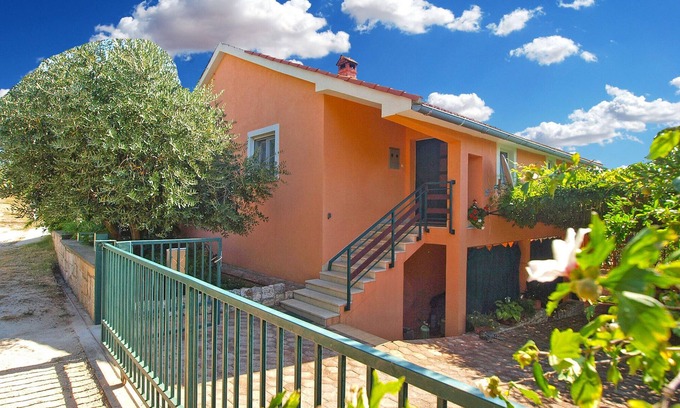 Peruski Apartment | Cozy Apartment 1437/13351 with Ocean View, Near the Beach