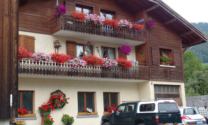 Cordon Apartment | Cozy Apartment for 5 with Pool and Lake View Oasis