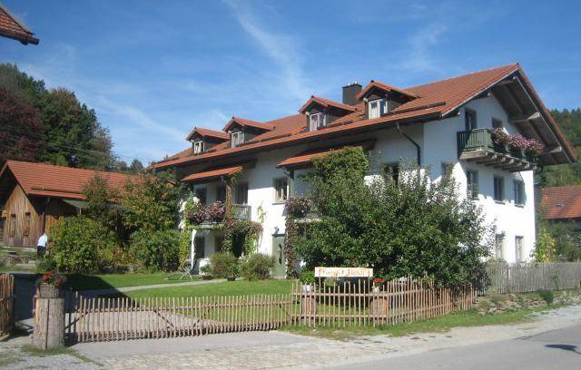 Altnußberg Apartment | Comfortable Ferienwohnung with Kitchen Amenities for Travelers