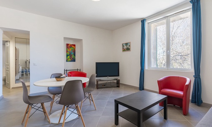 Charleval Apartment | Cozy Apartment "2 - F2 Centre Village" with Mountain View