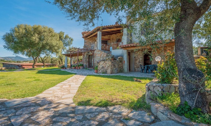 Arzachena Apartment | Relaxing Villa Retreat with Mountain View, Pool & Wi-Fi
