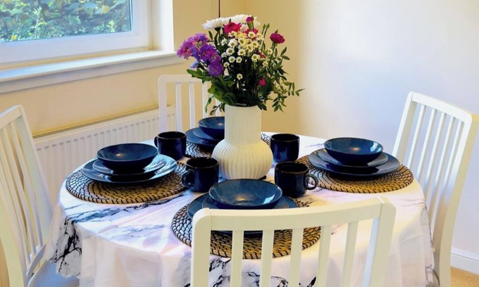 Kirkcaldy Apartment | Apartment-2BR-Parking-Walk to Town-Near Beach-WiFi