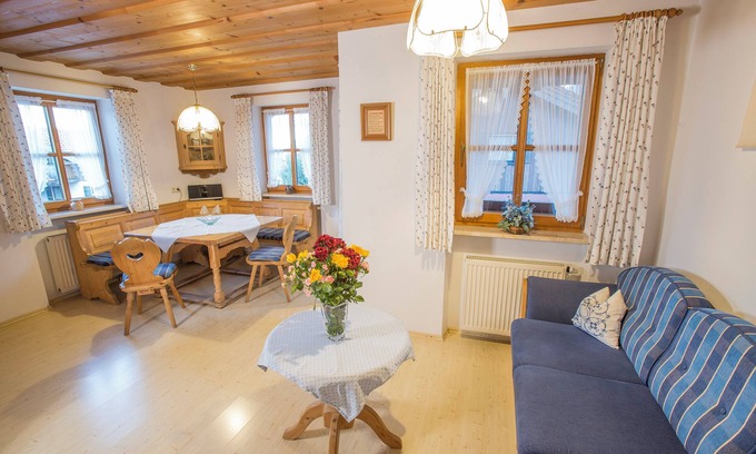 Aufham Apartment | Guest Rated 10/10 Apartment with Spa & Kitchen Amenities