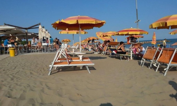 Eraclea Mare Apartment | Beachside Retreat with Pool and Spa, Just 3 Minutes Away