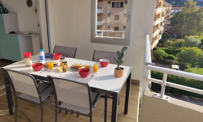 Cavalaire-sur-Mer Apartment | Relaxing Oceanfront T3 with 2 Bedrooms and Stunning Views